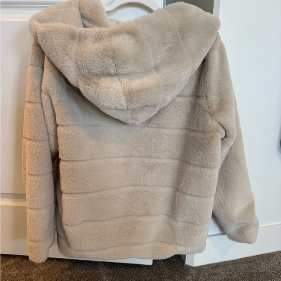 Quince Plush Faux Fur Jacket in Cream - Picture 3 of 6